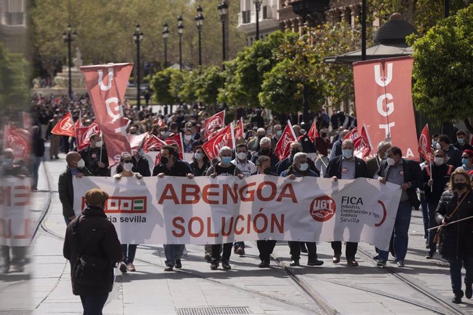 Archivo - Manifestación de los trabajadores de Abengoa para reclamar el mantenimiento del empleo