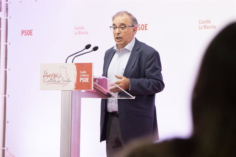 El presidente del Grupo Socialista, Fernando Mora, en rueda de prensa.