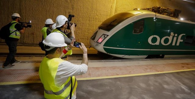 Archivo - Varios trabajadores hacen una fotografía al tren laboratorio de Adif a su llegada a la estación de Murcia del Carmen
