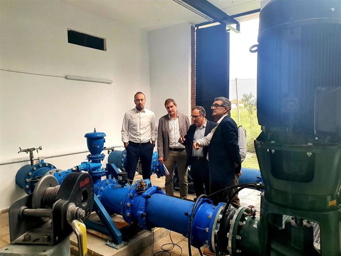 El alcalde, Javier López Estrada, y los concejales José Manuel Cruz Viadero y Pedro Pérez Noriega visitan las instalaciones de bombeo de Somahoz
