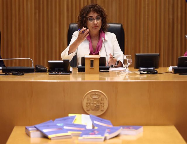 La ministra de Hacienda, María Jesús Montero, interviene durante la rueda de prensa para presentar el Proyecto de Ley de los Presupuestos Generales del Estado aprobados por el Gobierno para 2023, en el Congreso de los Diputados, a 6 de octubre de 2022, en