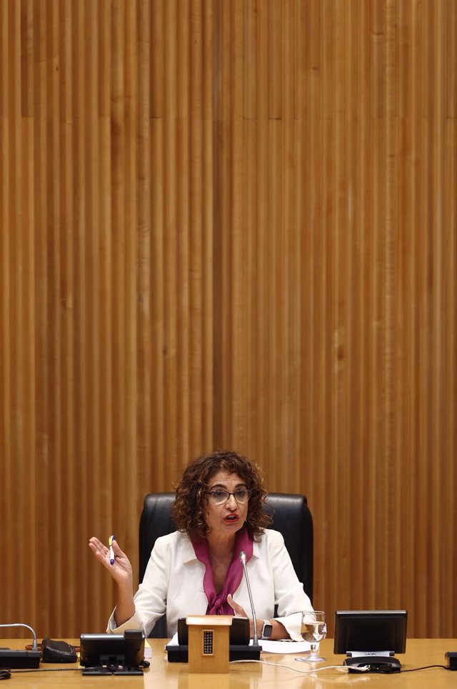 La ministra de Hacienda, María Jesús Montero, interviene durante la rueda de prensa para presentar el Proyecto de Ley de los Presupuestos Generales del Estado aprobados por el Gobierno para 2023, en el Congreso de los Diputados, a 6 de octubre de 2022, en