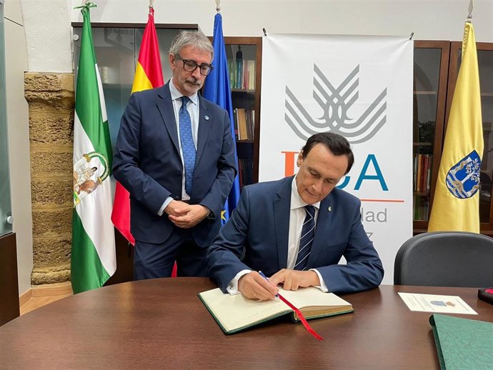 El consejero de Universidad con el rector de la UCA.