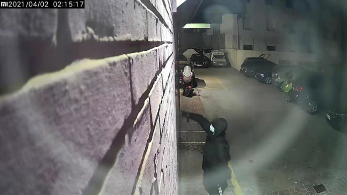 Archivo - Imagen del autor del ataque, realizando una pintada antes de arrojar el artefacto incendiario