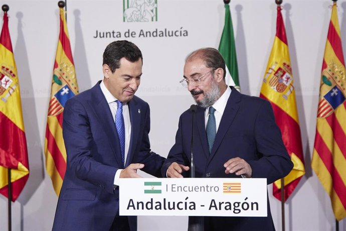 El presidente de la Junta de Andalucía, Juanma Moreno, (i) acompaña al presidente de Aragón, Javier Lambán, (d) para atender a los medios de comunicación tras el I Encuentro Andalucía-Aragón en el Palacio de San Telmo, a 6 de octubre de 2022 en Sevilla 