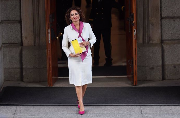 La ministra de Hacienda, María Jesús Montero, posa con 'el libro amarillo' antes de presentar el Proyecto de Ley de los Presupuestos Generales del Estado para 2023, en el Congreso de los Diputados, a 6 de octubre de 2022, en Madrid (España). Montero ent