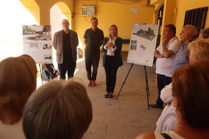 La alcaldesa de Alcalá de Guadaíra, Ana Isabel Jiménez, ha presentado el proyecto para "regenerar" el solar del Centro Cívico Antonio Medina de Haro.