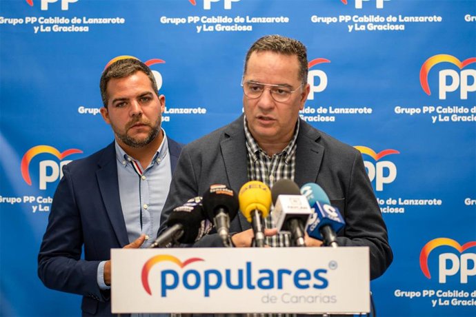 Jacabo Medina y Poli Suárez en una rueda de prensa en Lanzarote