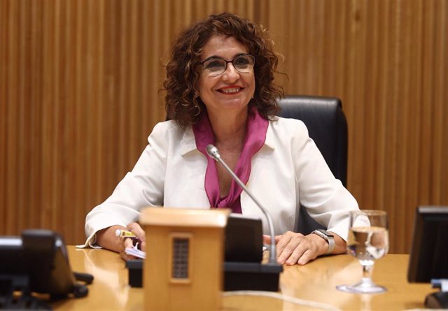 La ministra de Hacienda, María Jesús Montero, interviene durante la rueda de prensa para presentar el Proyecto de Ley de los Presupuestos Generales del Estado aprobados por el Gobierno para 2023, en el Congreso de los Diputados, a 6 de octubre de 2022, en