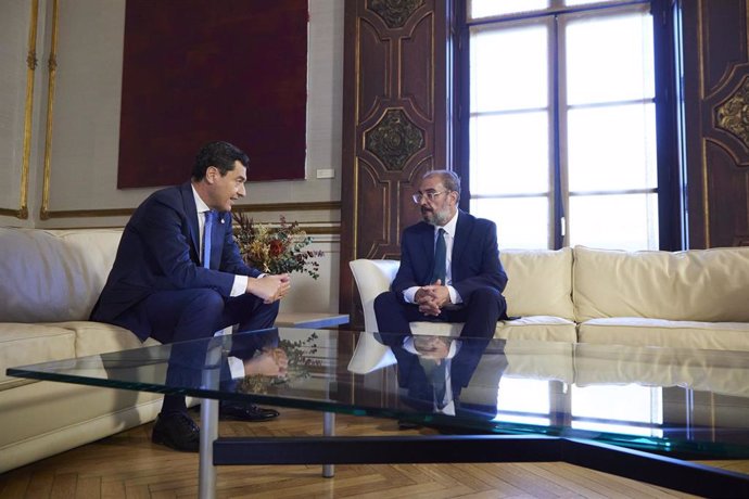 El presidente de la Junta de Andalucía, Juanma Moreno, (i) recibe al presidente del Gobierno de Aragón, Javier Lambán, (d) durante el I Encuentro Andalucía-Aragón en el Palacio de San Telmo, a 6 de octubre de 2022 en Sevilla (Andalucía, España). El pres