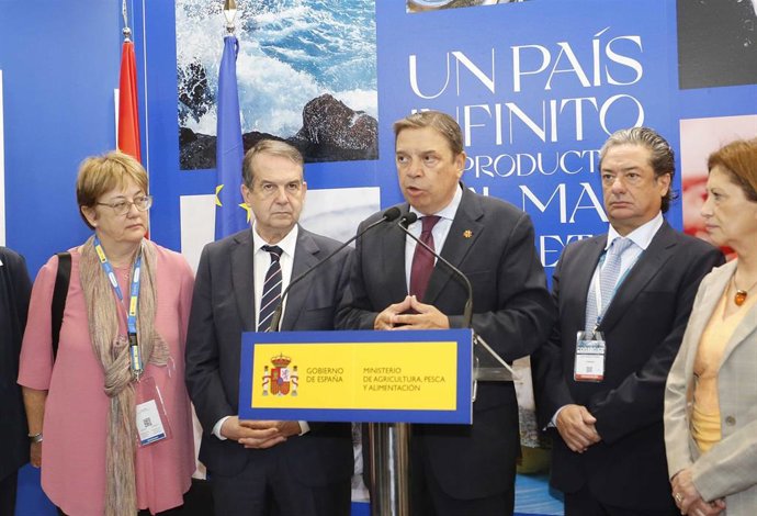 El ministro de Agricultura, Pesca y Alimentación, Luis Planas, durante su visita a la XXIII edición de la Feria Internacional de Productos del Mar Congelados Conxemar 2022, a 6 de octubre de 2022, en Vigo, Pontevedra, Galicia (España).