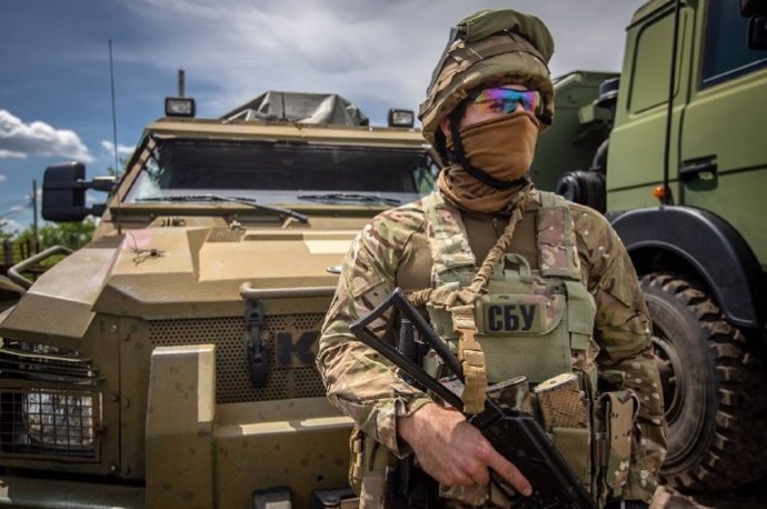 Un soldat ucrans davant un vehicle blindat