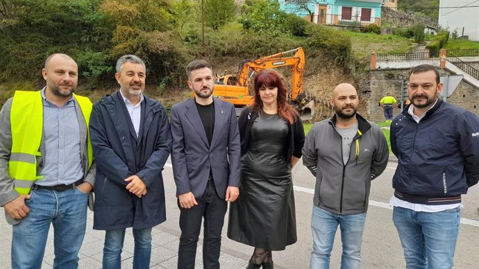 El consejero Alejandro Calvo visita a las obras Sotrondio-Figareo
