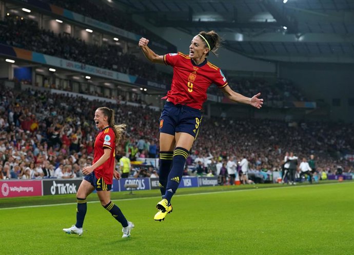 Archivo - La jugadora de la selección española Esther Gonzalez celebra un gol en la EURO 2022. 