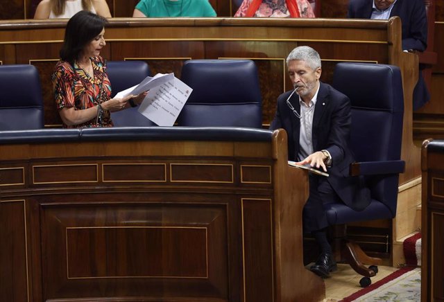 La ministra de Defensa, Margarita Robles y el ministro de Interior, Fernando Grande-Marlaska, durante una sesión de control al Gobierno en el Congreso.