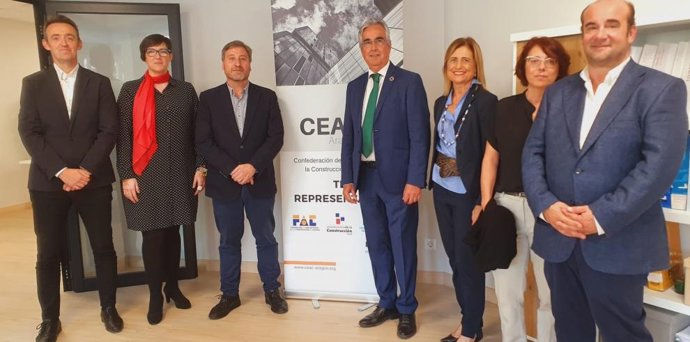 El consejero de Vertebración del Territorio, Movilidad y Vivienda, José Luis Soro, ha asistido a la inauguración de la nueva sede de CEAC Aragón --Confederación de Empresarios de la Construcción-- en Zaragoza.