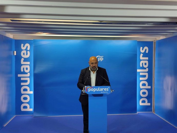 Archivo - El presidente del PP de Palma, Jaime Martínez, durante la rueda de prensa.