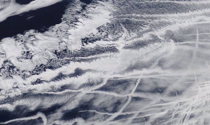 Una imagen satelital con emisiones de envío visibles vistas como huellas.