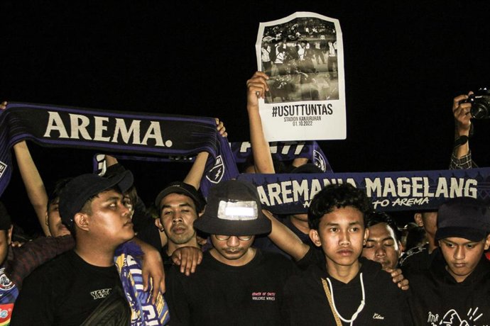 Concentración en homenaje a las víctimas de la tragedia del estadio de fútbol de Malang.