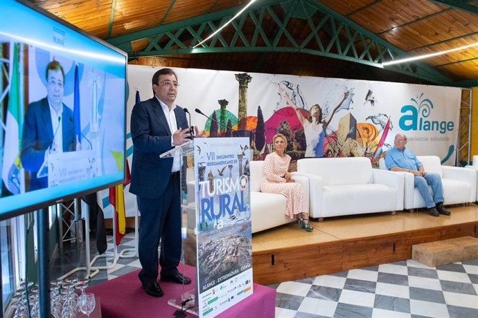 El presidente de la Junta de Extremadura, Guillermo Fernández Vara, en el Encuentro Iberoamericano de Turismo Rural en Alange (Badajoz)