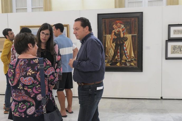 La diputada provincial de Cultura, Almudena Morales, visita la muestra '200 años de pintura almeriense'.