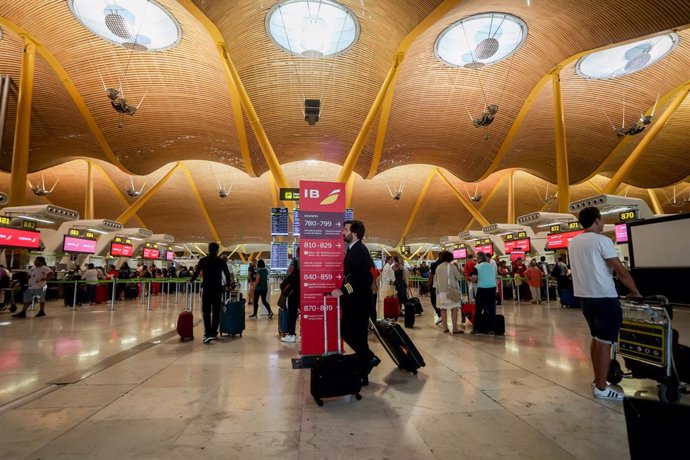 Archivo - Un tripulante camina con sus maletas en la T4 del Aeropuerto Adolfo Suárez Madrid-Barajas, a 28 de agosto de 2022, en Madrid (España). 
