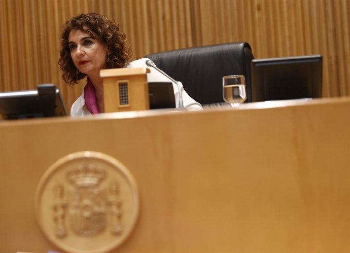 La ministra de Hacienda, María Jesús Montero, interviene durante la rueda de prensa para presentar el Proyecto de Ley de los Presupuestos Generales del Estado aprobados por el Gobierno para 2023, en el Congreso de los Diputados, a 6 de octubre de 2022.