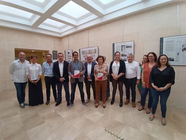 El conseller de Modelo Económico, Turismo y Trabajo, Iago Negueruela, y la consellera de Asuntos Sociales y Deportes, Fina Santiago, se reúnen con UGT y CCOO.