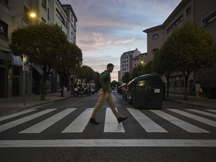 Archivo - Un hombre cruza un paso de cebra en una calle de Pamplona, a 1 de octubre de 2021, en Pamplona, Navarra (España). Esta medianoche ha entrado en vigor la orden de la Consejería de Salud de Navarra por la que se dejan sin efecto el grueso de med