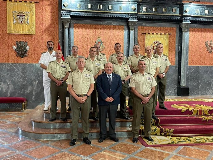 Visita del presidente del Parlamento de Andalucía, Jesús Aguirre, al Cuartel General de la Fuerza Terrestre, en Sevilla.
