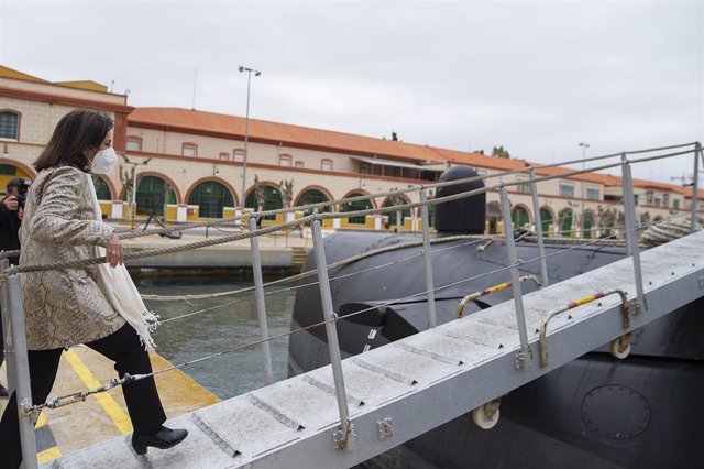 Archivo - La ministra de Defensa, Margarita Robles, durante su visita la Flotilla de Submarinos de la Armada en Cartagena, Murcia