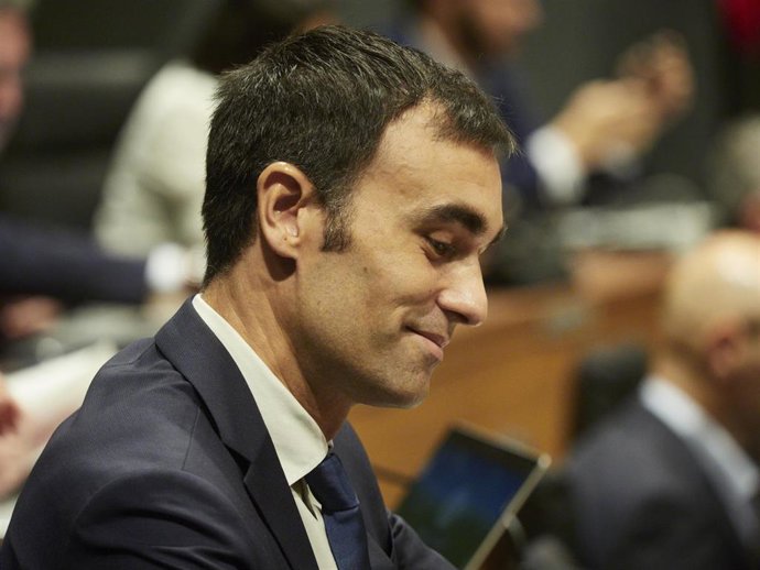 El parlamentario de Navarra Suma Ángel Ansa durante una sesión plenaria en el Parlamento de Navarra.