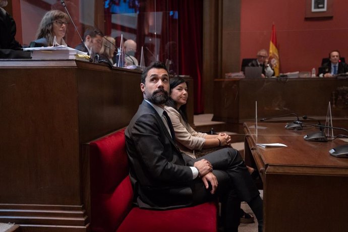 El expresidente del Parlament y conseller de Empresa, Roger Torrent y la exsecretaria cuarta del Parlament Adriana Delgado, durante el juicio en el Tribunal Superior de Justicia de Cataluña (TSJC), a 5 de octubre de 2022, en Barcelona, Catalunya (España