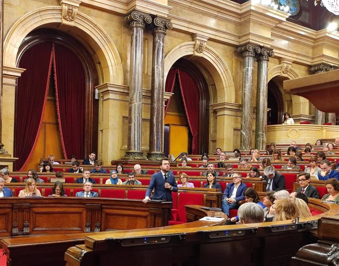 El presidente de la Generalitat, Pere Aragons, responde a preguntas de los grupos en sesión de control en el pleno del Parlament del 5 de octubre de 2022.
