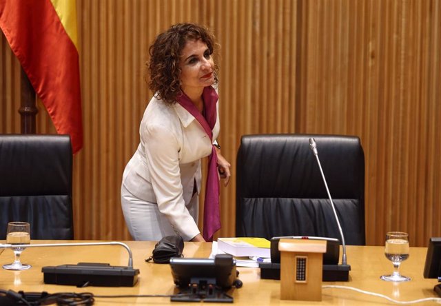 La ministra de Hacienda, María Jesús Montero, llega a la rueda de prensa para presentar el Proyecto de Ley de los Presupuestos Generales del Estado para 2023, en el Congreso de los Diputados, a 6 de octubre de 2022, en Madrid (España). 