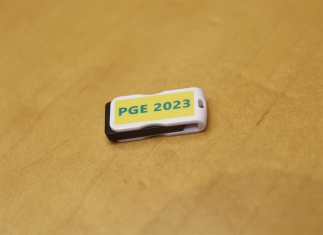 Detalle de una memoria externa (pendrive) que incluye el Proyecto de Ley de los Presupuestos Generales del Estado aprobados por el Gobierno para 2023, en el Congreso de los Diputados, a 6 de octubre de 2022, en Madrid (España). 