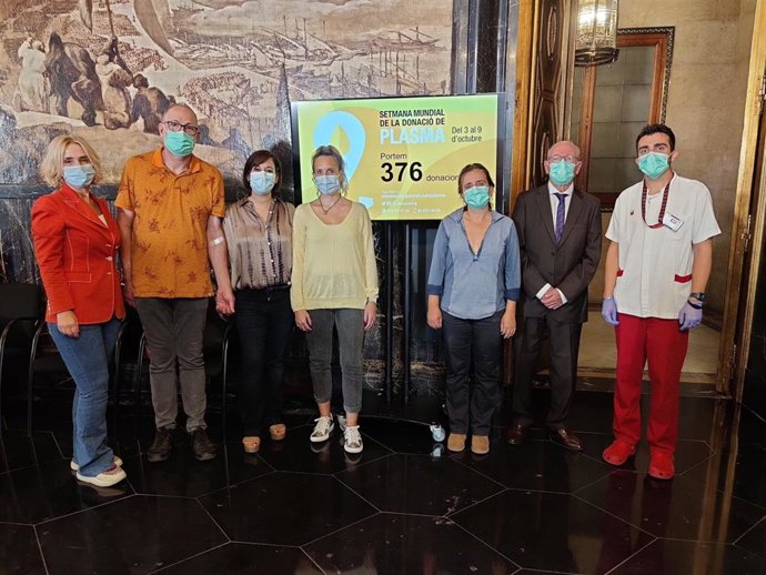 La concejal de Salud de Barcelona, Gemma Tarafa, y la directora del Banc de Sang i Teixis, Anna Millan, en la presentación de la Marató de Donación de Plasma.