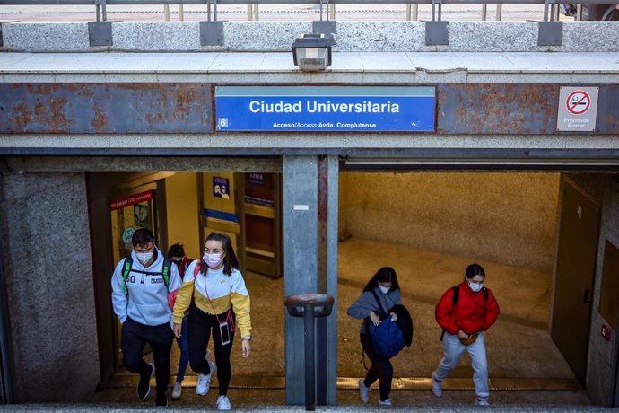 Archivo - Varios jóvenes salen del Metro de Ciudad Universitaria durante el primer día laborable con restricciones de movilidad en toda la capital de Madrid (España), a 5 de octubre de 2020. 