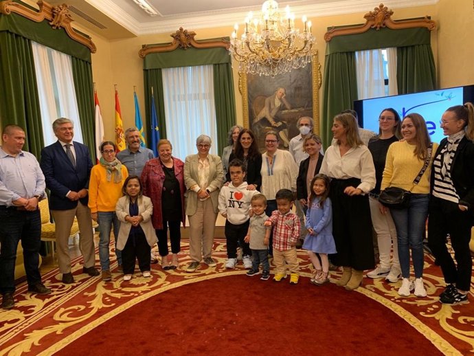 Presentación del VII Congreso Internacional en torno a las ADEE (Acondroplasia y otras displasias esqueléticas con enanismo), en el Ayuntamiento de Gijón
