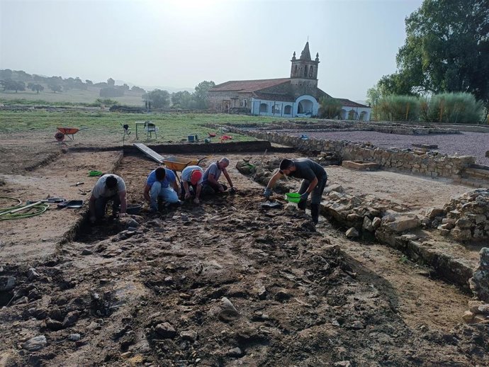 Trabajos de excavación en la ciudad romana de Arucci Turóbriga en Aroche (Huelva).