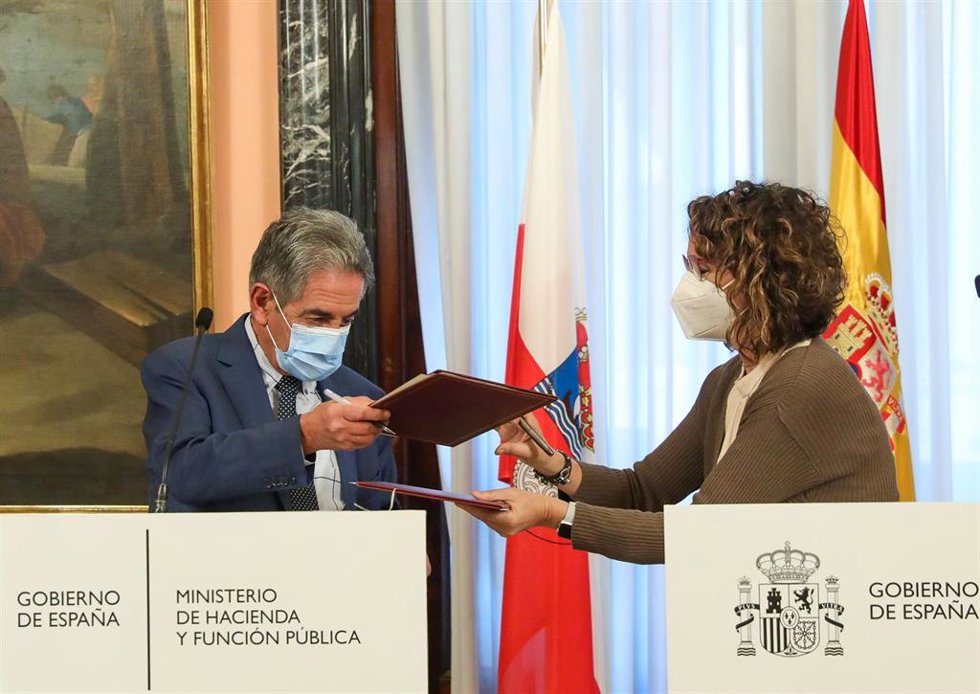 Archivo - Imagen de archivo de la ministra de Hacienda, María Jesús Montero y el presidente de Cantabria, Miguel Ángel Revilla, durante la firma de un convenio para el pago de la deuda de Valdecilla