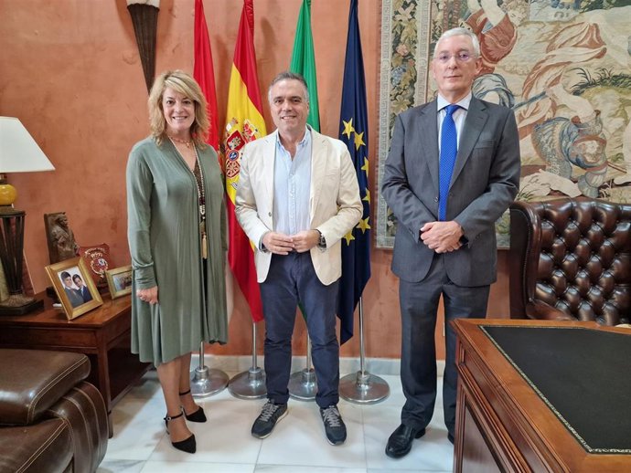 La presidenta del Puerto de Huelva, Pilar Miranda; y el director de la Autoridad Portuaria de Huelva, Ignacio Álvarez Osorio, han mantenido una reunión con el alcalde de La Palma del Condado, Manuel García Félix.