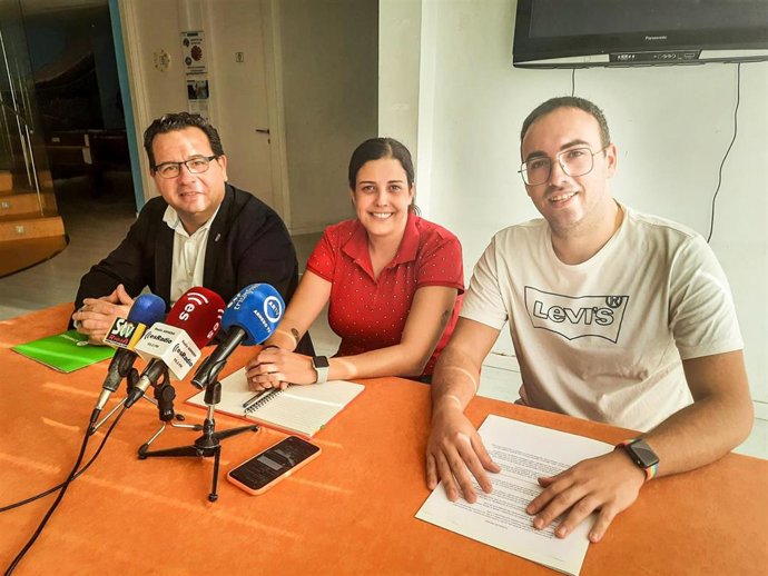 El director del IRJ, Paco Rivero, y el presidente del Consejo de la Juventud de Arnedo, David Garrido, han presentado la firma del convenio anual