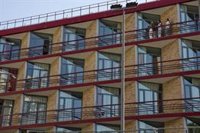 Políticos y comunidad educativa censuran el vídeo del Elías Ahúja e increpadas creen que "se está sacando de contexto"