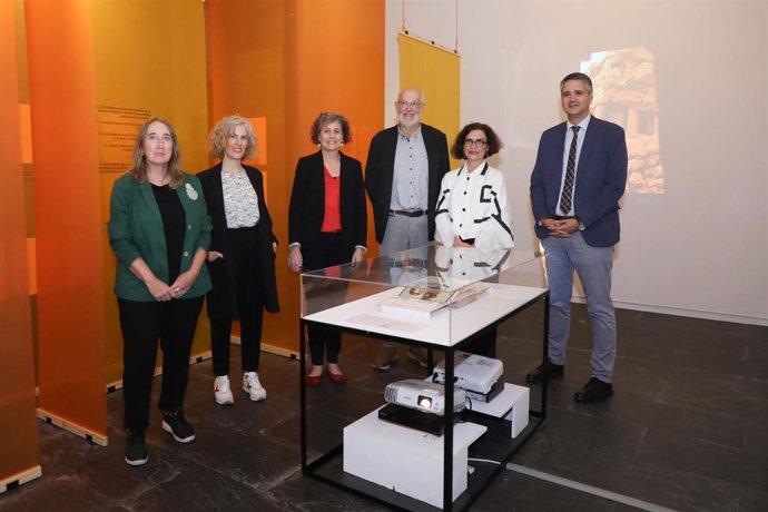 I-D: Susana Irigaray, directora servicio de Museos; Silvia Sádaba, comisaria de la exposición (Encuentros); Rebeca Esnaola, consejera de Cultura y Deporte; Pio Guerendiain, fotógrafo; Mercedes Jover, directora del Museo de Navarra; Ignacio Apezteguia.