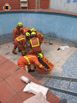 Herido un hombre tras caer a una piscina vacía en Chiva (Valencia)