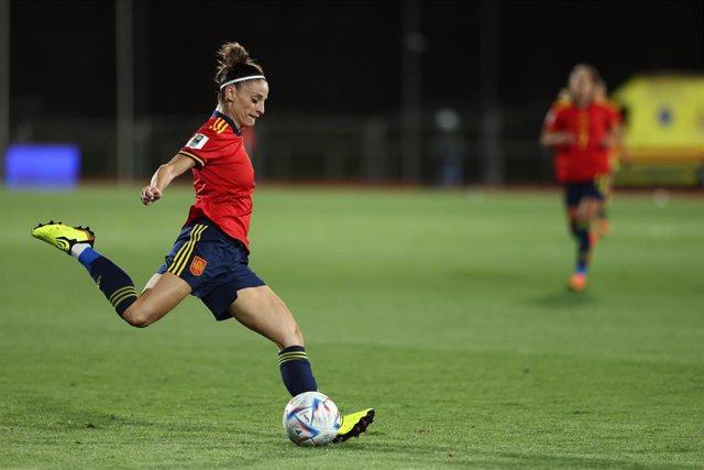 Esther Gonzlez golpea un balón durante un partido de la selección española