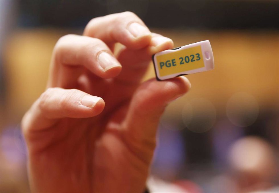 Detalle de una memoria externa (pendrive) que incluye el Proyecto de Ley de los Presupuestos Generales del Estado aprobados por el Gobierno para 2023, en el Congreso de los Diputados, a 6 de octubre de 2022, en Madrid (España). Previo a la rueda de pren