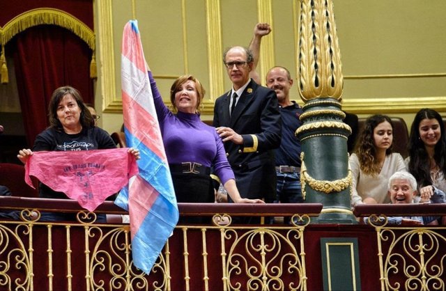 La presidenta de Euforia Familias Trans-Aliadas, Natalia Aventín (izq), y la presidenta de la Federación Plataforma Trans, Mar Cambrollé (2i) 