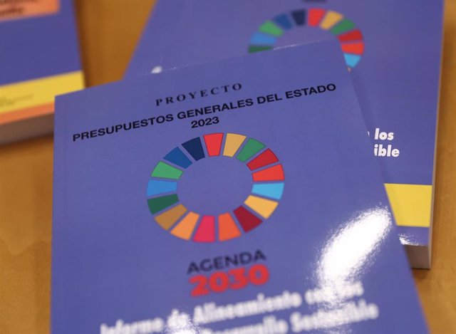 Informe impreso que incluye el Proyecto de Ley de los Presupuestos Generales del Estado aprobados por el Gobierno para 2023, en el Congreso de los Diputados, a 6 de octubre de 2022, en Madrid (España). Previo a la rueda de prensa, la ministra de Hacienda 